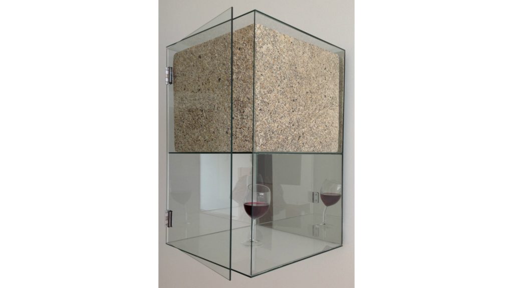 Jorge Perianes - Sem título, 2019, Espelho, vidro, poliuretano expandido com pintura acrílica e resina de poliéster colorida, 58 x 38 x 38cm